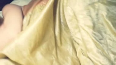 korku. korku, kız onun yatağında geceleri uyanır ve onun araştırmacı uzak çalışır.