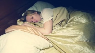 korku. korku, kız onun yatağında geceleri uyanır ve onun araştırmacı uzak çalışır.