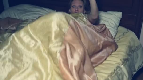 Horror. z przerażeniem dziewczyna budzi się w nocy w łóżku i ucieka z jej badacza. — Wideo stockowe