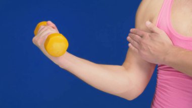 Mizah ve taklitleri kavramı. Pembe yelek ile derin bir yaka ve kıllı göğüs, bir erkekte basın bir dumbbell yapar. Kopya alanı.