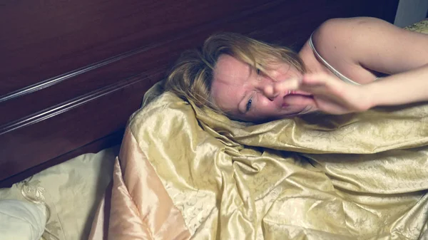 Horror. em horror, a menina acorda à noite em sua cama — Fotografia de Stock
