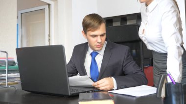 Cinsel taciz ofiste. iki, bir erkek ve bir kadın ofiste.