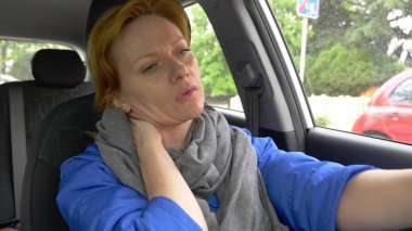 kadını sürücüsü yolun kenarında sürücüleri koltukta uyuya kalmışım. Arabada bekliyor