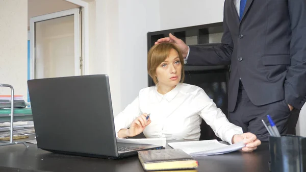 Sexuelle Belästigung im Büro. zwei, ein Mann und eine Frau im Büro. — Stockfoto