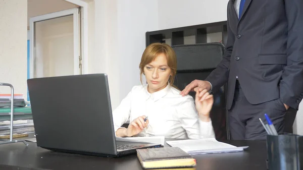 Sexuelle Belästigung Büro Zwei Ein Mann Und Eine Frau Büro — Stockfoto