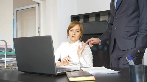 Harcèlement sexuel au bureau. deux, un homme et une femme dans le bureau . — Photo