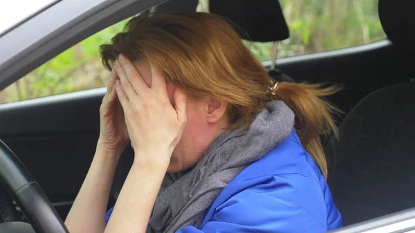Sterownik kobieta zasnął na siedzeniu kierowcy poboczu. Czeka w samochodzie. — Zdjęcie stockowe