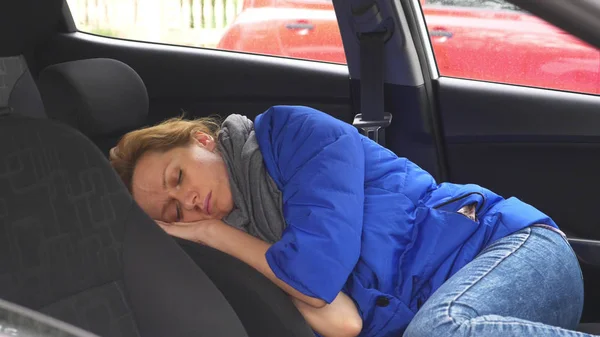 The driver of the woman fell asleep on the drivers seat on the side of the road. Waiting in the car. — Stock Photo, Image