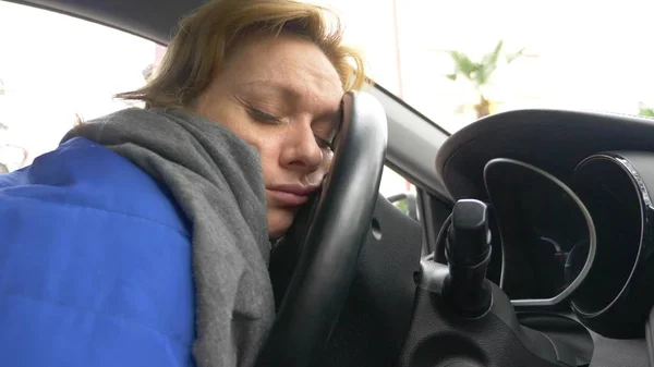 Водитель женщины заснул на водительском сидении на обочине дороги. Ожидание в машине . — стоковое фото