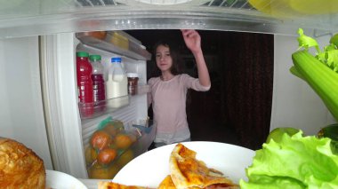 kız Genç buzdolabı geceleri açılır. gece açlık. Diyet oburluk