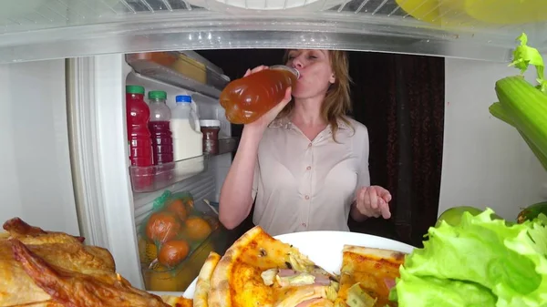 La mujer abre el refrigerador por la noche. hambre nocturna. gula de dieta — Foto de Stock