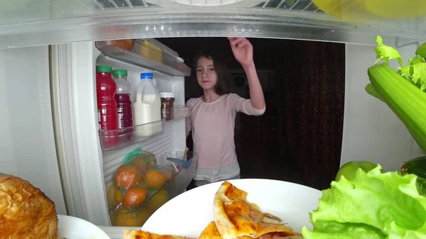 Chica adolescente abre el refrigerador por la noche. hambre nocturna. gula de dieta —  Fotos de Stock