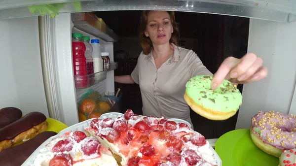 La mujer abre el refrigerador por la noche. hambre nocturna. gula de dieta — Foto de Stock