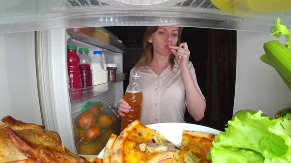 Femme ouvre le réfrigérateur la nuit. faim nocturne. alimentation gourmandise — Photo