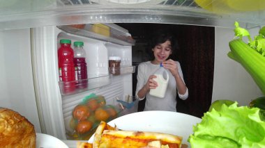 Gece yarısı buzdolabının önünde yeme çocuk