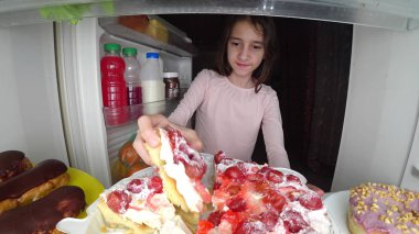 kız Genç buzdolabı geceleri açılır. gece açlık. Diyet oburluk