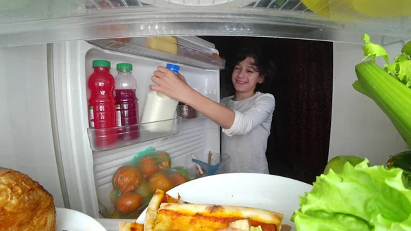Niño comiendo delante del refrigerador en medio de la noche — Foto de Stock