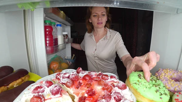 Wanita membuka kulkas di malam hari. malam kelaparan. diet gluttony — Stok Foto
