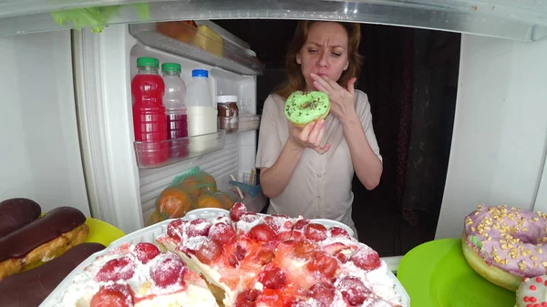 La mujer abre el refrigerador por la noche. hambre nocturna. gula de dieta — Foto de Stock