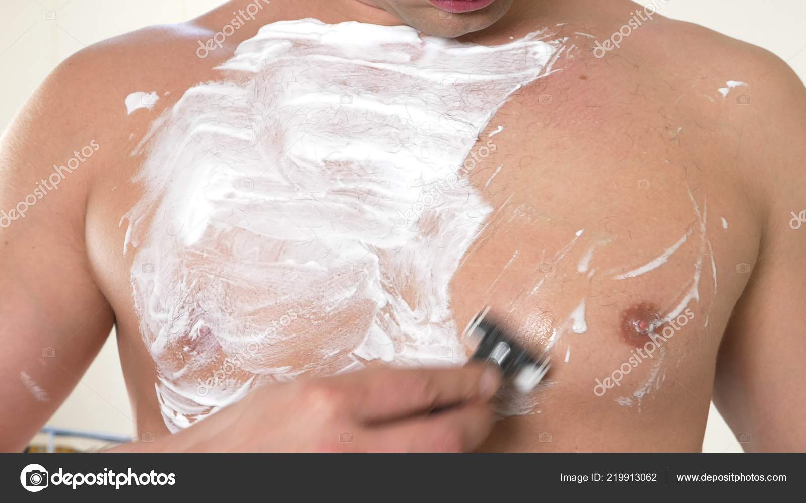 голая бреет Голый мужчина бреет грудь. Человек с белой пеной за бритье на груди. Мужчины брить тело с пеной и бритвой — Стоковое фото © kopitin #219913062