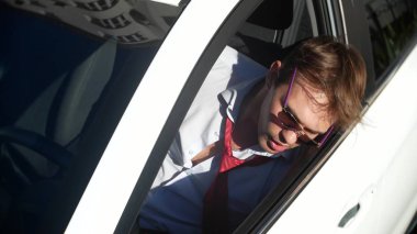 Sarhoş sürüş kavramı. Sarhoş sürücü arabada. yakın çekim