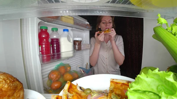 Женщина открывает холодильник по ночам. ночной голод. обжорство — стоковое фото