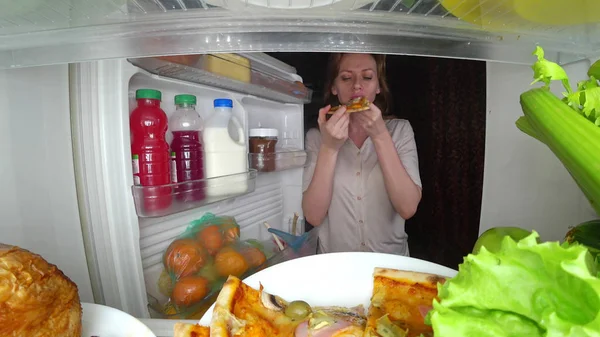 La mujer abre el refrigerador por la noche. hambre nocturna. gula de dieta —  Fotos de Stock