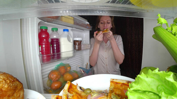 Женщина открывает холодильник по ночам. ночной голод. обжорство
