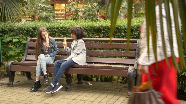 Niedliche Teenager Junge Und Mädchen Essen Eis Park Und Reden — Stockfoto