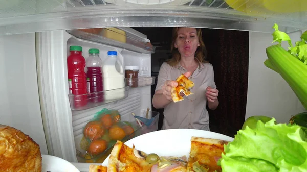 Nő megnyitja a hűtőben éjjel. éjjel éhség. diéta torkosság — Stock Fotó