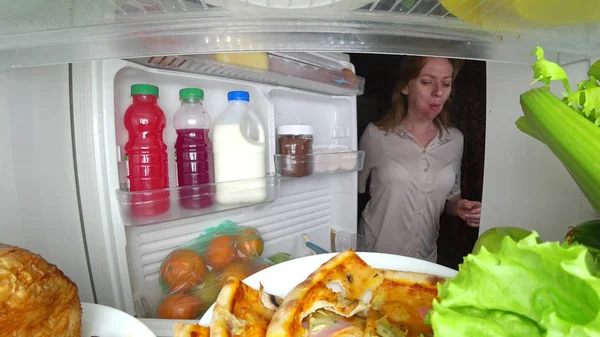 Женщина открывает холодильник по ночам. ночной голод. обжорство — стоковое фото