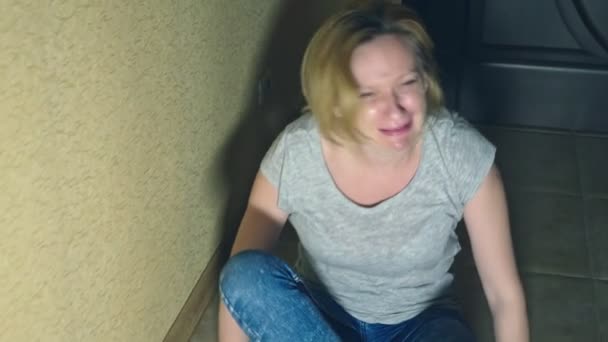 Horor, dívka prochází od její vyšetřovatel pádu na podlahu v chodbě domu. — Stock video