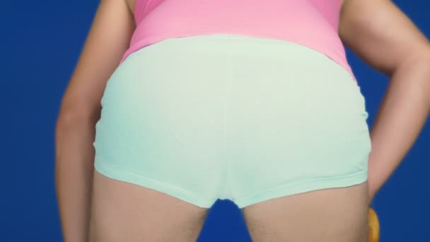 Gros plan. Chroma Key. homme fait des virages, Debout derrière la caméra — Video