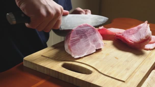 Man Klipper Fryst Kött Med Kniv Slow Motion Närbild — Stockvideo