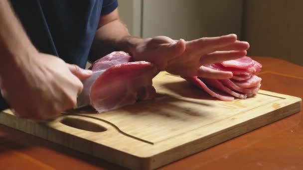 남자는 슬로우 모션으로 칼으로 원시 냉동된 고기를 잘라냅니다. 4 k 클로즈업 — 비디오