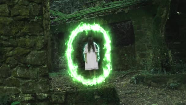 Portal magis di reruntuhan sebuah rumah tua di hutan lebat dari mana hantu seorang gadis muncul . — Stok Video