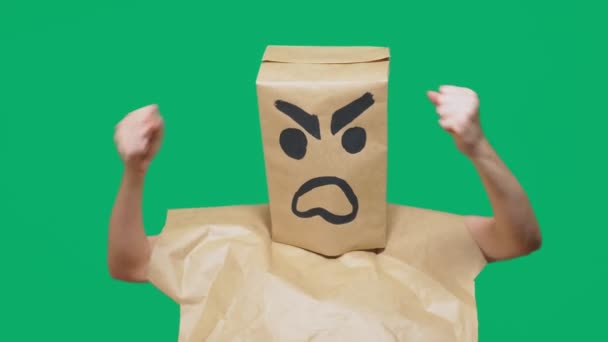 Концепція емоцій, жестів. чоловік з пакетом на голові, з розписом смайлик агресивний, злий . — стокове відео