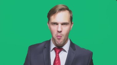 yeşil bir arka plan üzerinde bir sandviç yeme iş adamı. Hızlı öğle yemeği kavramı