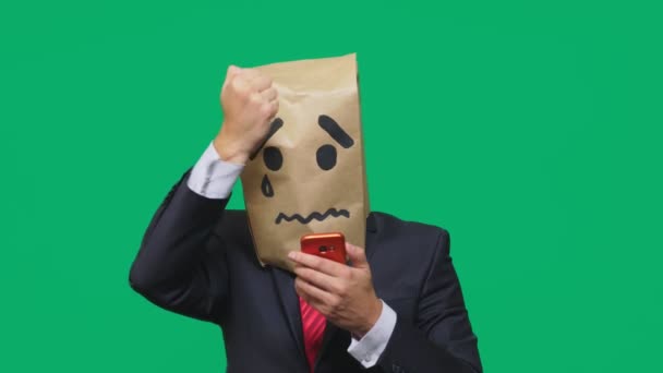 Pojmu emoce, gesta. muž s balíčkem na hlavě, s pláč malovaný veselý, smutný, mluví po telefonu — Stock video