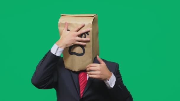 Koncepcja emocje, gesty. człowiek z torby papierowe na głowie, z malowane emotikon, strach. — Wideo stockowe