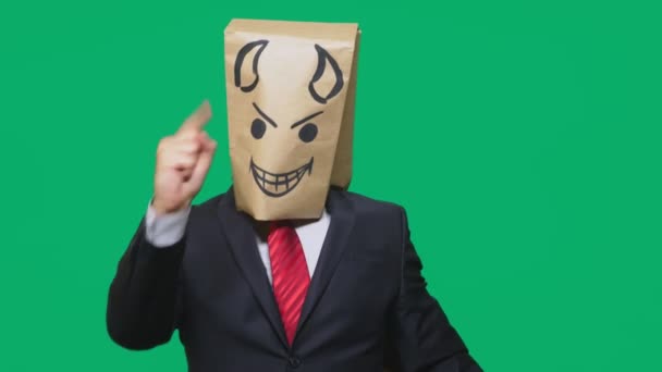 Pojmu emoce, gesta. muž s balíčkem na hlavě, s malovanými smajlík vztek, sly, škodolibě, ďábel — Stock video