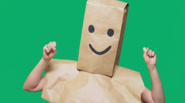 duygular, jest kavramı. kağıt poşet boyalı bir ifade ile kafasına bir adamla gülümse, sevinç