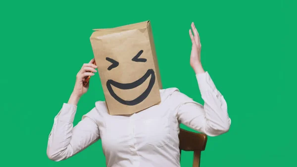Концепция Эмоций Жестов Человек Бумажными Пакетами Голове Раскрашенным Смайликом Улыбкой — стоковое фото