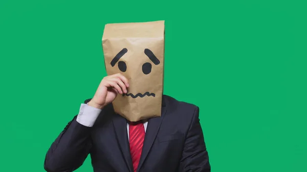 Koncepcja emocje, gesty. człowiek z pakietem na głowie, z płaczem malowane buźki, smutne — Zdjęcie stockowe