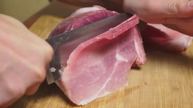 adam ham dondurulmuş et yavaş çekimde bir bıçakla keser. 4 k yakın çekim