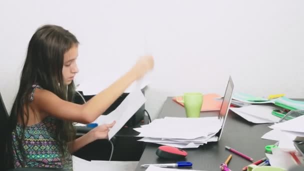 Dívka, nalil čaj na přenosném počítači. dělat domácí úkoly, online vzdělávání, 4 k záběry, — Stock video