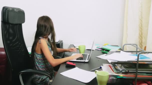 La muchacha ha vertido el té sobre el portátil. haciendo tareas, aprendizaje en línea, 4k primeros planos , — Vídeo de stock