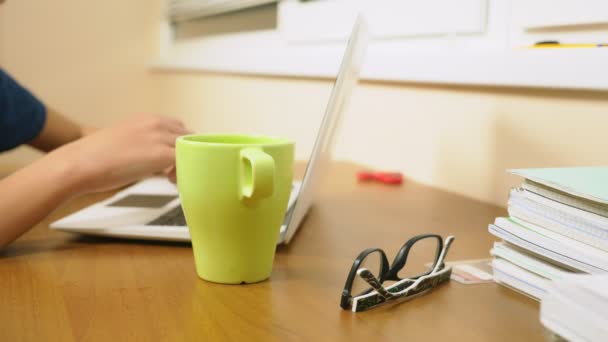 Teenager schüttete Tee auf den Laptop. Hausaufgaben machen, Online-Lernen, 4k Nahaufnahmen, — Stockvideo