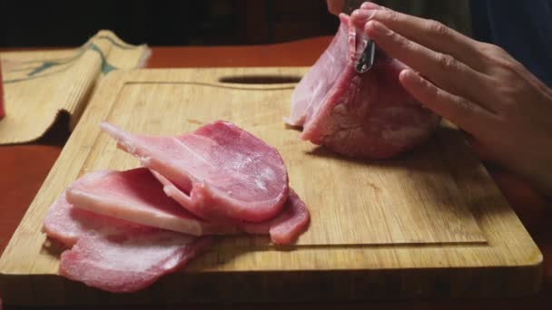 Homem corta carne crua congelada com uma faca em câmera lenta. 4k close-up — Vídeo de Stock