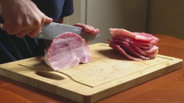 adam ham dondurulmuş et yavaş çekimde bir bıçakla keser. 4 k yakın çekim